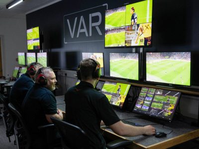 Kontroversi Wasit: Seberapa Besar Peran VAR Dalam Sepak Bola