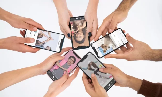 Dampak Sosial Media Terhadap Perilaku Masyarakat Indonesia