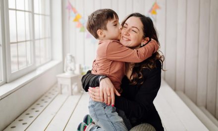 3 Cara Simpel Hibur Anak Tanpa Materi Mewah