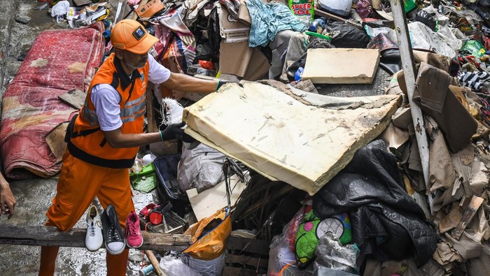 Petaka Plastik: Banjir Hanyutkan Ribuan Ton Sampah
