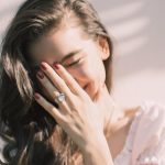 Tanda Wanita Cinta Tapi Gengsi Mengakuinya