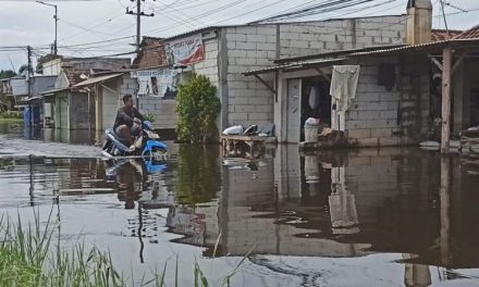 Adu Tahan Banjir: Motor Bebek Vs Matik, Siapa Pemenangnya?