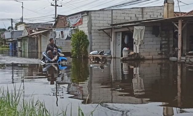 Adu Tahan Banjir: Motor Bebek Vs Matik, Siapa Pemenangnya?