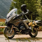 Aksesori Motor Yang Bikin Touring Makin Seru