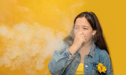 Bahaya Tersembunyi Baju Bau Rokok Buat Si Kecil