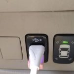 Wajib Tahu! Efek Cas Power Bank Pakai Power Outlet Mobil