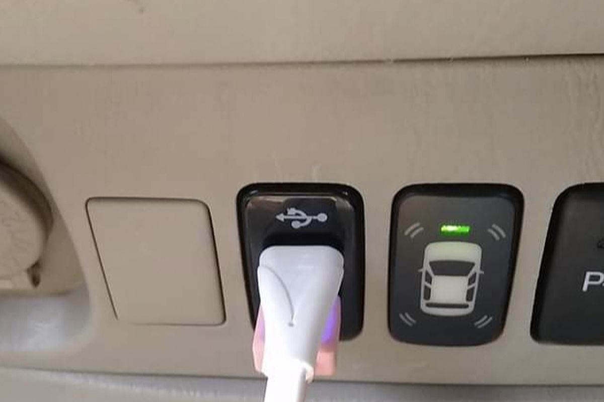 Wajib Tahu! Efek Cas Power Bank Pakai Power Outlet Mobil